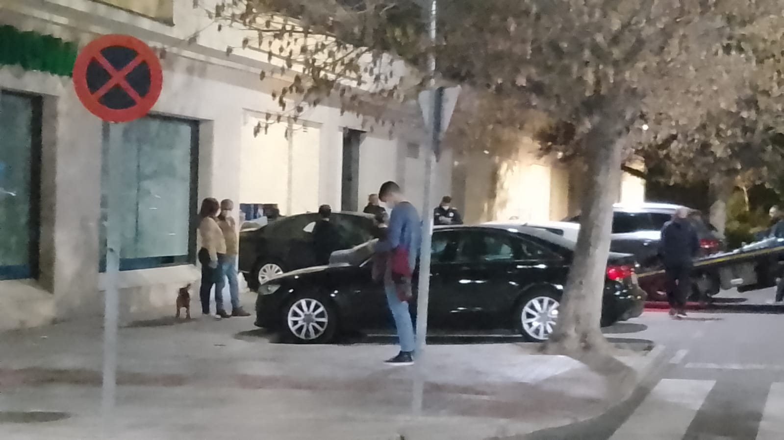 Imagen del coche empotrado en el supermercado