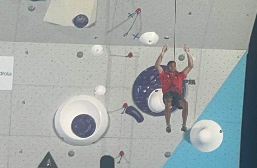 Alberto Ginés cayendo en la final