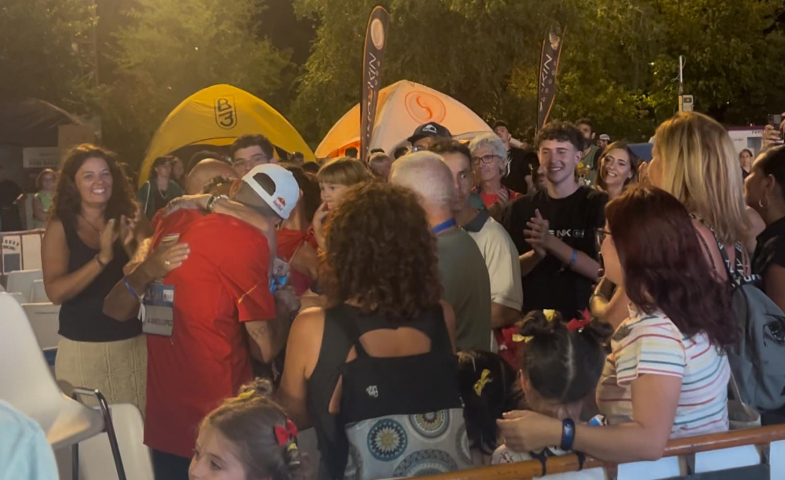 Alberto Ginés se abraza a familia