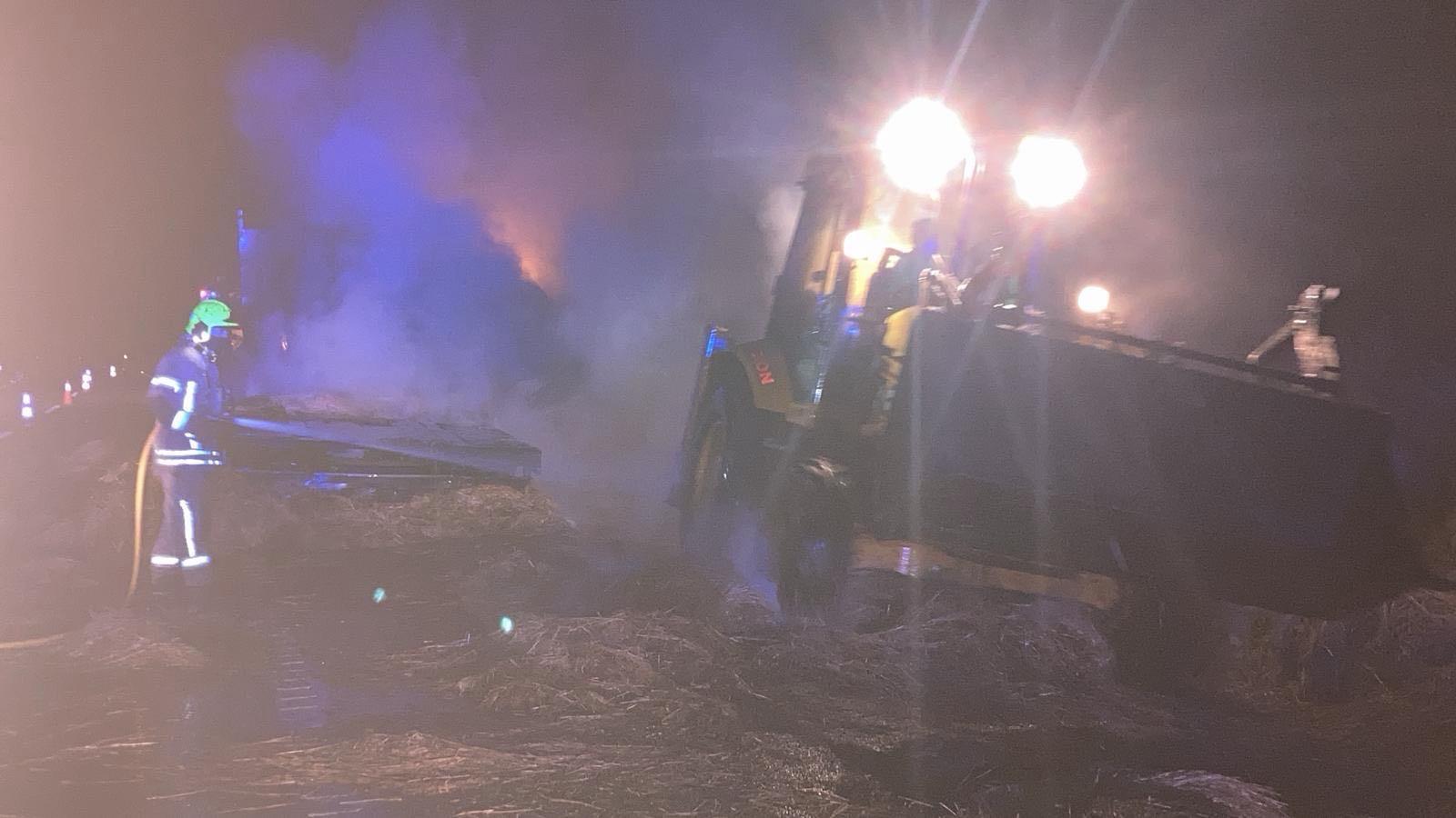 GUARDIA CIVIL INCENDIO CAMIÓN PAJA