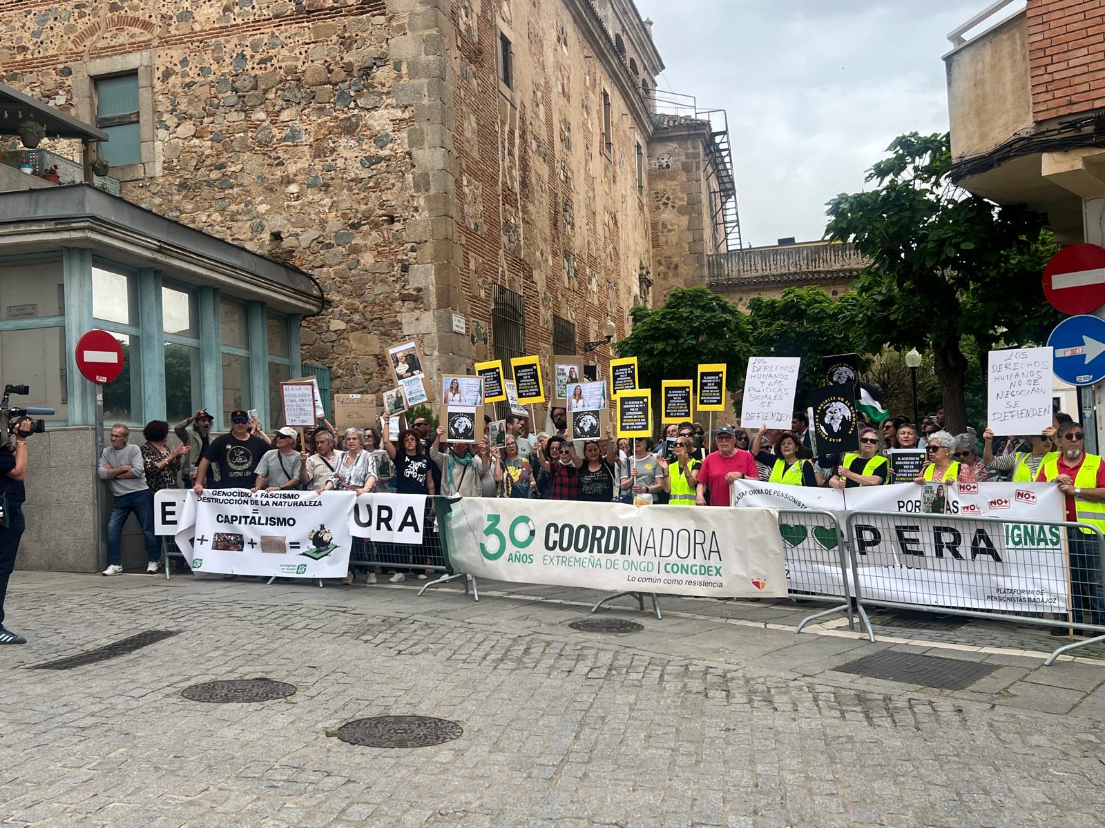 Protesta a las puertas de la Asamblea de Extremadura
