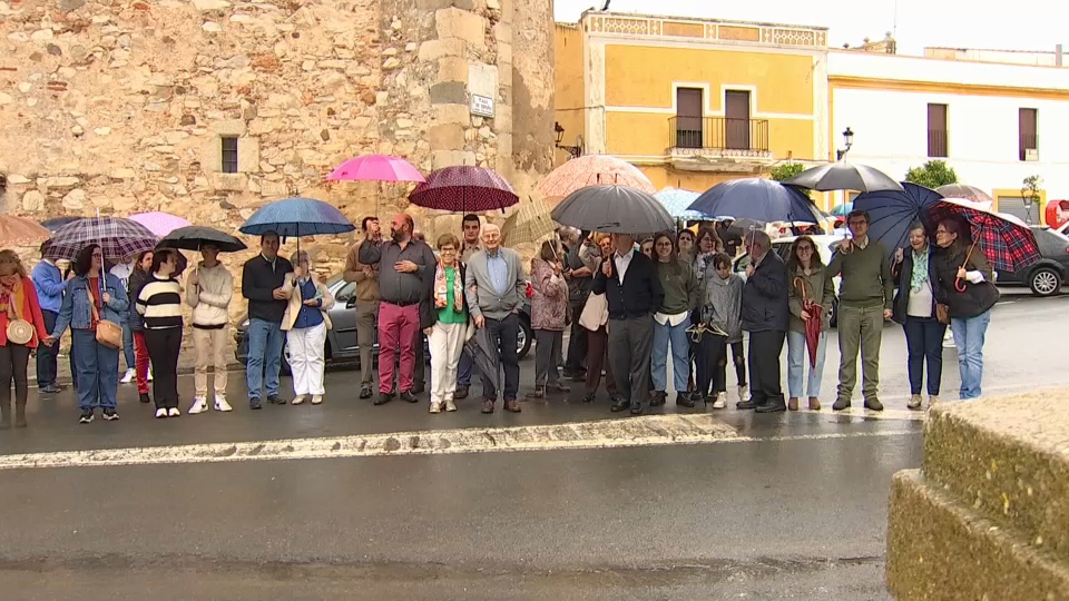 Cadena humana en la iglesia San Pedro de Almendral