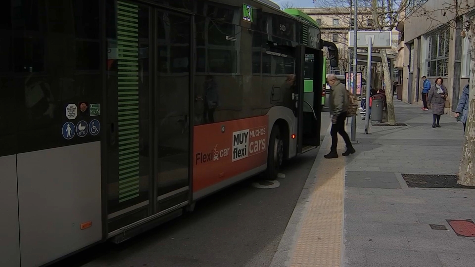 Los menores pueden viajar gratis, desde hoy, en el autobús urbano de Cáceres