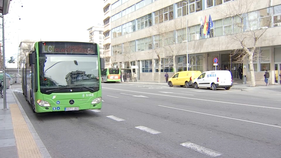 Los menores pueden viajar gratis, desde hoy, en el autobús urbano de Cáceres