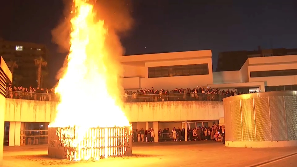 La barriada de Santa Marina de Badajoz celebrará la XXXVI Fiesta de 'Las Candelas', pórtico del Carnaval de la ciudad, los días 31 de enero y 10 y 15 de febrero, aunque la jornada principal será esta última con la quema del 'marimanta' y la celebración de la XVIII Muestra de Percusión.  Organizada por la Asociación de Vecinos de Santa Marina con el patrocinio del Ayuntamiento de la capital pacense, el viernes 31 de enero tendrá lugar a las 18,00 horas la Fiesta de la Candelaria en la Parroquia de San José, una celebración religiosa en la que los niños nacidos en 2023-2024 son presentados a la Virgen y se entregan cruces, tras ser inscritos previamente en la parroquia o en la asociación.  El 10 de febrero a las 20,00 será el turno el pregón de 'Las Candelas' a cargo de la Asociación Murga Ké Ratito Más Agradable, y la presentación de la asociación como 'Candeleros' coincidiendo con el XV aniversario de su fundación y participación en diversas actividades del Carnaval de Badajoz.  Las actividades continúan el 15 de febrero, cuando los actos comenzarán a las 17,00 horas con la concentración de los grupos participantes en el desfile en la Avenida de Colón para su inicio a las 17,30 en la Avenida de Santa Marina, pasando por Villanueva y Saavedra Palmeiro para concluir en la Plaza de Conquistadores, donde estará ubicada la pira para la quema del 'marimanta' junto a los gorros o trajes viejos de Carnaval.  Terminado el acto de la quema, tendrá lugar una degustación popular de hornazos y vino de la tierra en la Plaza de Conquistadores, según indica en nota de prensa la asociación vecinal, que ha detallado que a las 20,15 horas se desarrollará la XVIII Muestra de Percusión.