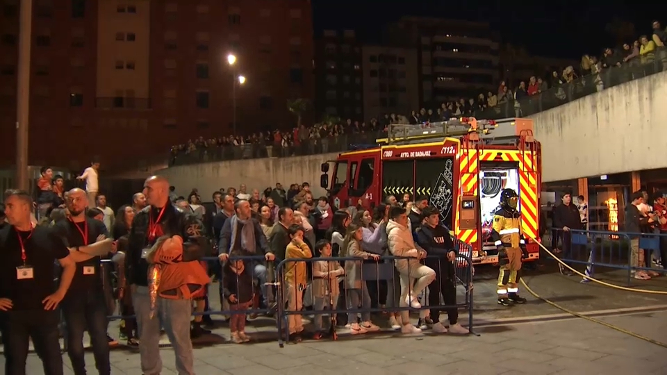 La barriada de Santa Marina de Badajoz celebrará la XXXVI Fiesta de 'Las Candelas', pórtico del Carnaval de la ciudad, los días 31 de enero y 10 y 15 de febrero, aunque la jornada principal será esta última con la quema del 'marimanta' y la celebración de la XVIII Muestra de Percusión.  Organizada por la Asociación de Vecinos de Santa Marina con el patrocinio del Ayuntamiento de la capital pacense, el viernes 31 de enero tendrá lugar a las 18,00 horas la Fiesta de la Candelaria en la Parroquia de San José, una celebración religiosa en la que los niños nacidos en 2023-2024 son presentados a la Virgen y se entregan cruces, tras ser inscritos previamente en la parroquia o en la asociación.  El 10 de febrero a las 20,00 será el turno el pregón de 'Las Candelas' a cargo de la Asociación Murga Ké Ratito Más Agradable, y la presentación de la asociación como 'Candeleros' coincidiendo con el XV aniversario de su fundación y participación en diversas actividades del Carnaval de Badajoz.  Las actividades continúan el 15 de febrero, cuando los actos comenzarán a las 17,00 horas con la concentración de los grupos participantes en el desfile en la Avenida de Colón para su inicio a las 17,30 en la Avenida de Santa Marina, pasando por Villanueva y Saavedra Palmeiro para concluir en la Plaza de Conquistadores, donde estará ubicada la pira para la quema del 'marimanta' junto a los gorros o trajes viejos de Carnaval.  Terminado el acto de la quema, tendrá lugar una degustación popular de hornazos y vino de la tierra en la Plaza de Conquistadores, según indica en nota de prensa la asociación vecinal, que ha detallado que a las 20,15 horas se desarrollará la XVIII Muestra de Percusión.