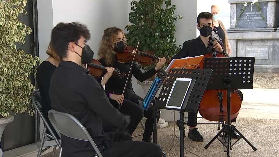 Cuarteto de cuerda en el cementerio de Badajoz