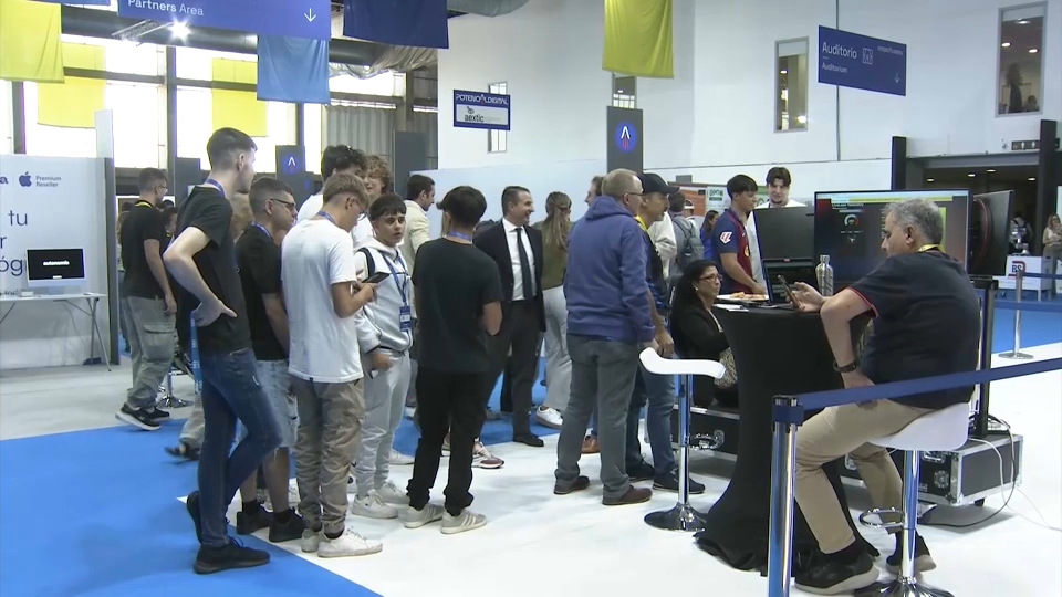 jóvenes participantes en congreso potencia digital