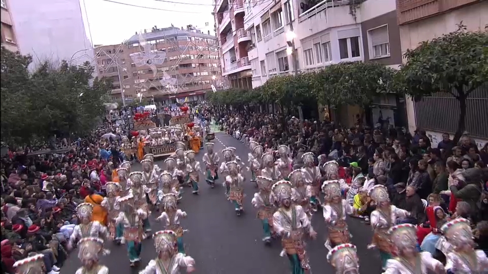 El Gran Desfile de Badajoz luce desafiando a la lluvia