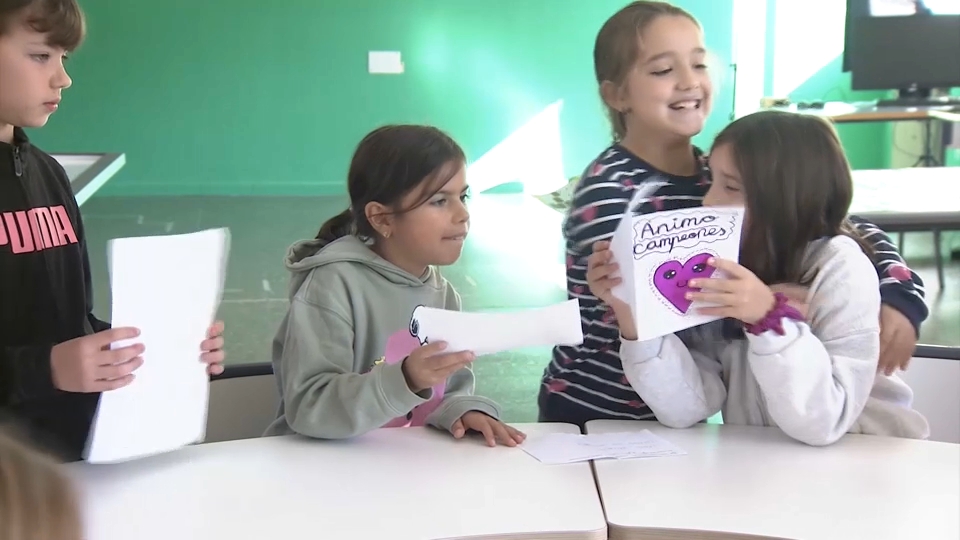 Cartas y dibujos de los alumnos del Colegio Miralvalle de Plasencia para los afectados de la DANA