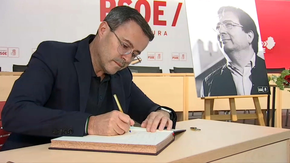 gallardo firmando libro condolencias