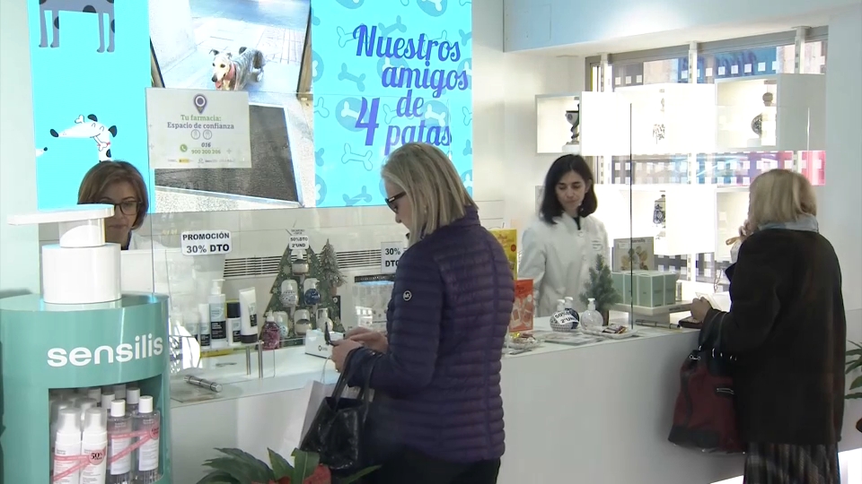 Gente comprando en farmacia