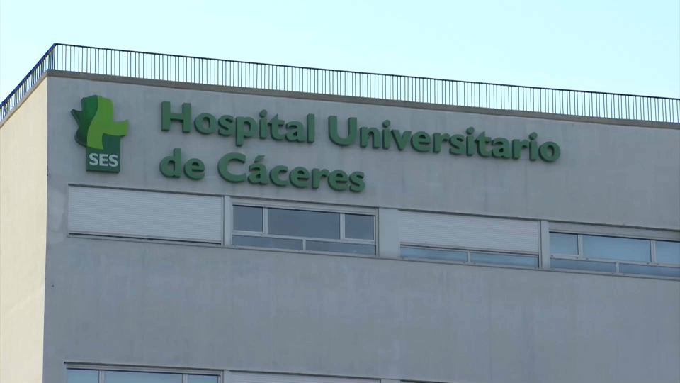 Una mujer de 37 años resulta herida con trauma craneal en un accidente laboral en Cáceres