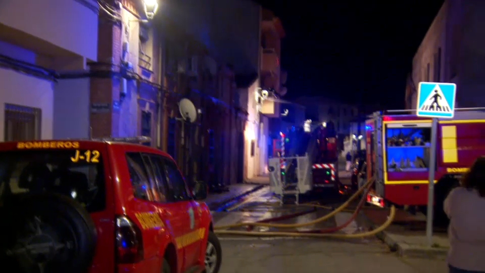 Varias familias desalojadas por el incendio en un edificio de Navalmoral