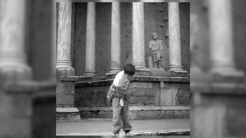 Mikel Izal en el Teatro Romano de Mérida cuando era un niño