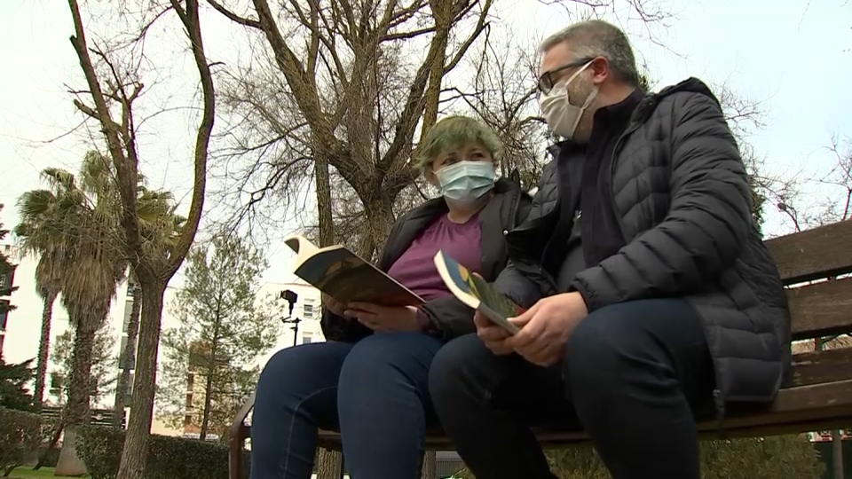 Olga Ayuso y Diego González con el libro