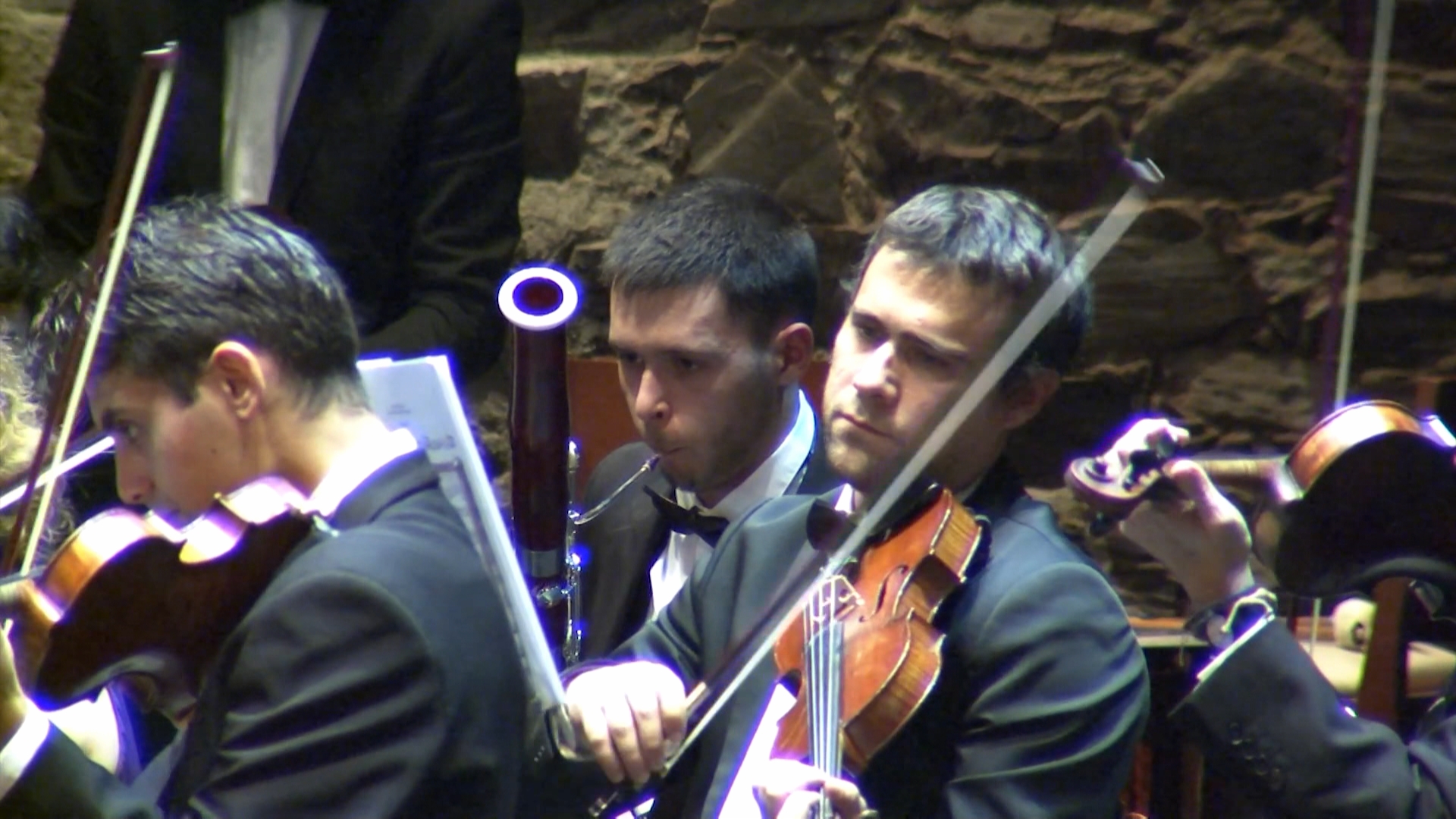 Músicos orquesta tocando