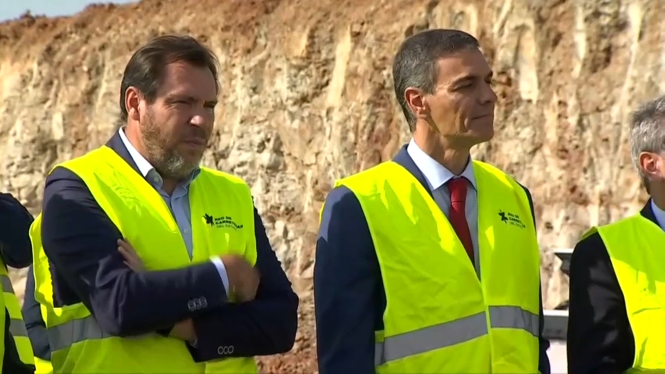 Pedro Sánchez y Óscar Puente conociendo el estado de las obras de la A-58