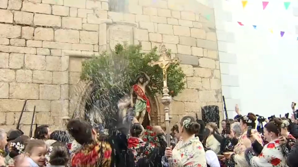 San Sebastián sale de la iglesia. Acehúche