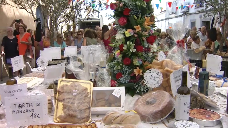 Mesa con los productos a subastar