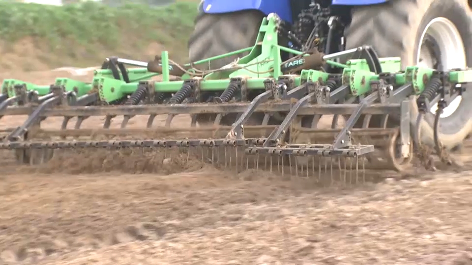 Tractor trabajando en el campo