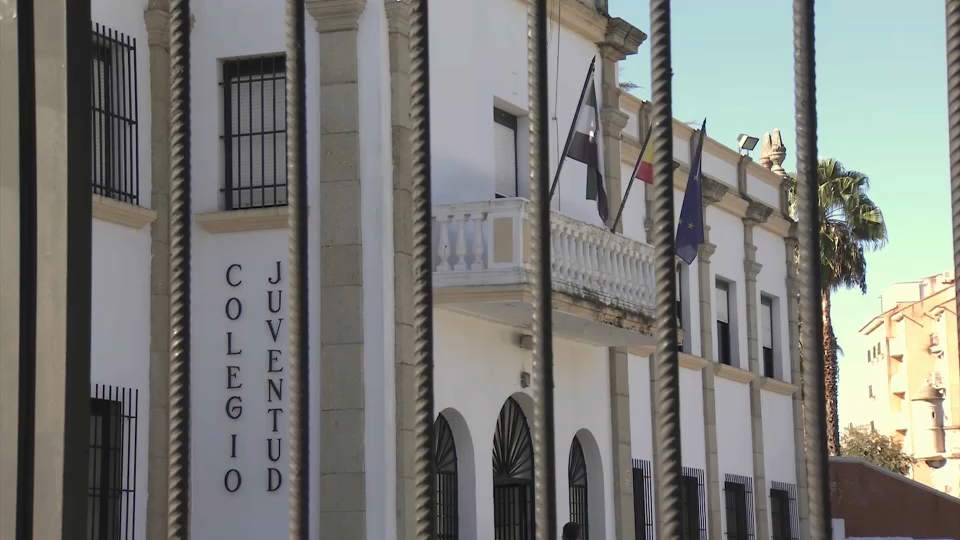 Dos de los tres alumnos que dieron positivo en tuberculosis en un colegio de Badajoz, han desarrollado la enfermedad. Lo ha confirmado el SES quien asegura que están bajo tratamiento. Es la última hora del foco de tuberculosis en el colegio La Juventud,  de la capital pacense.    Sanidad ha realizado un estudio a 24 alumnos, de los que 3 obtuvieron un resultado positivo en tuberculosis en la primera prueba. En lo que llevamos de año, se han registrado 67 casos de tuberculosis en la región, 16 más que el año anterior en la misma fecha. 