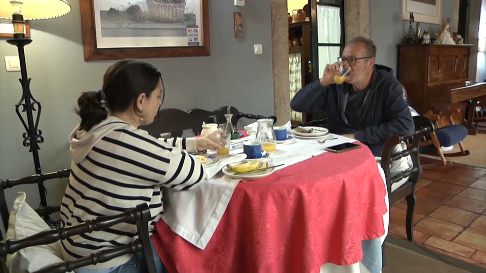 Turistas desayunando en una casa rural