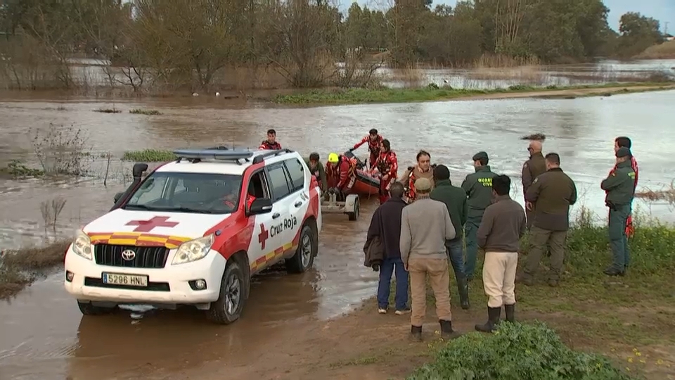 Dispositivo para socorrer a las vacas que llevaban cinco días aisladas debido al temporal