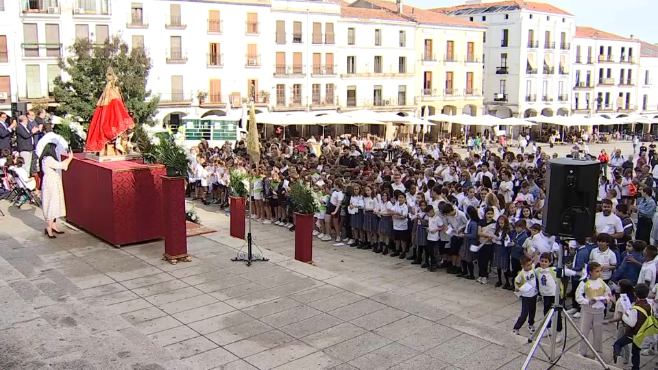 La Virgen con colegios cacereños