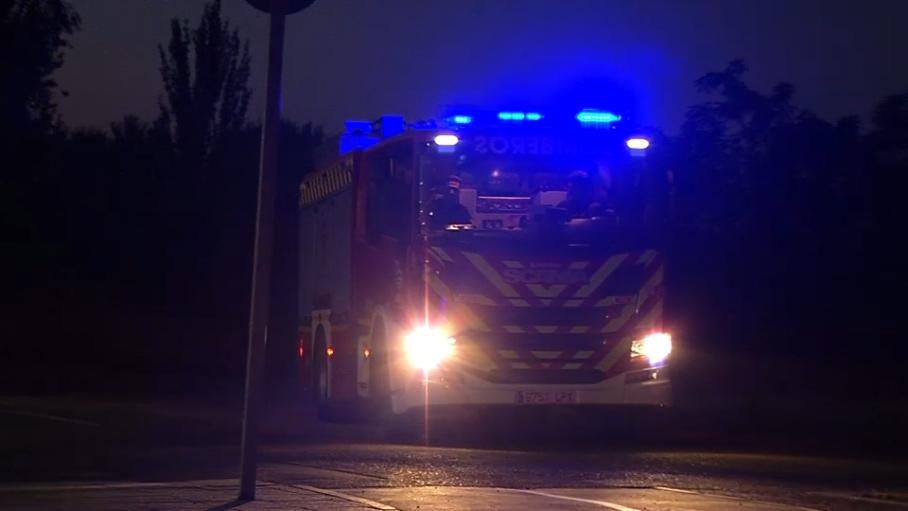 Bomberos llegando hasta el lugar en el que se ha encontrado el cuerpo sin vida