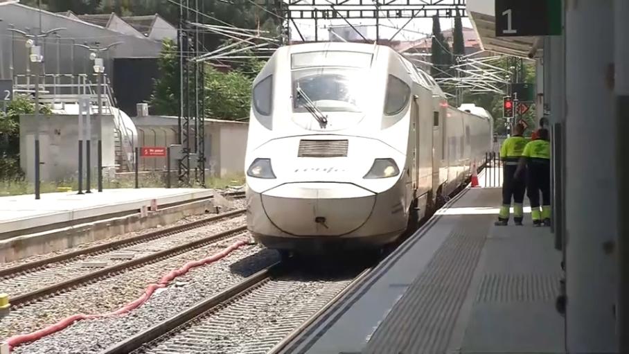 El tren entre Madrid y Sevilla se detiene a la altura de Aljucén por presencia de humo