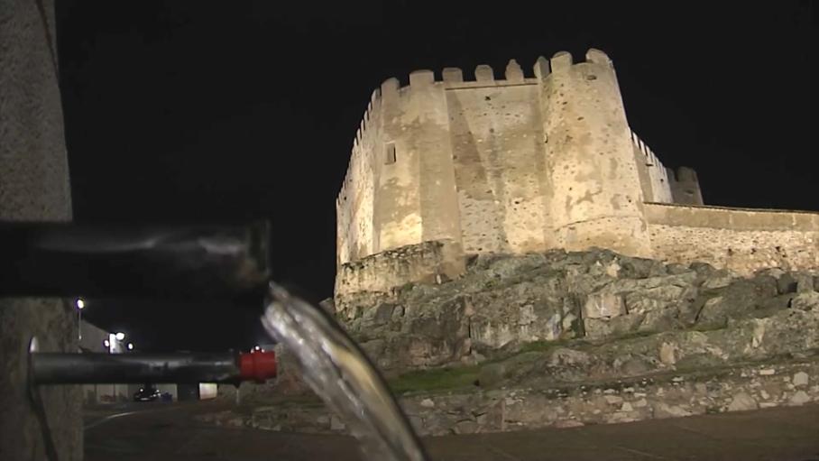 Valencia del Ventoso inaugura  la iluminación artística de su castillo y su Iglesia