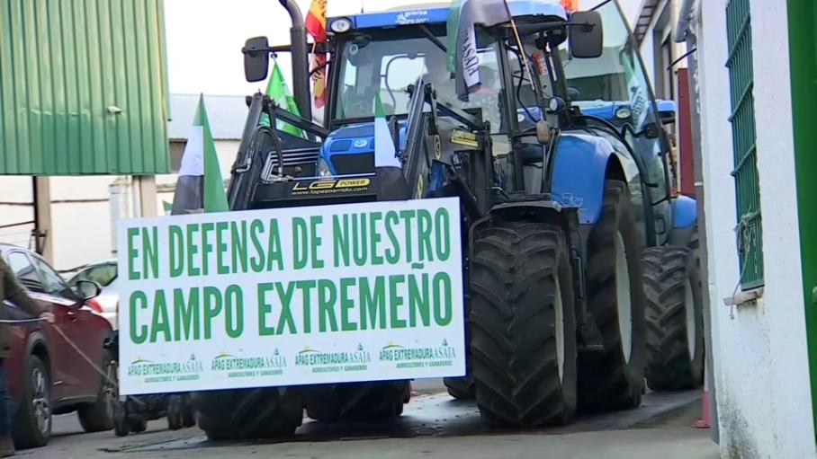 Tractorada contra la inclusión de Talarrubias en la Reserva de la Biosfera convocada por Apag Extremadura Asaja