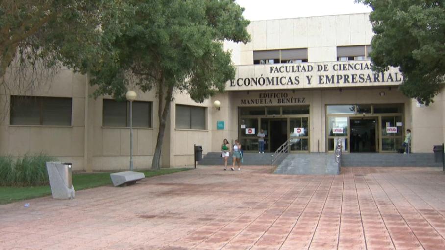 Cuatro de cada cinco graduados de la UEx logra insertarse en el mercado laboral