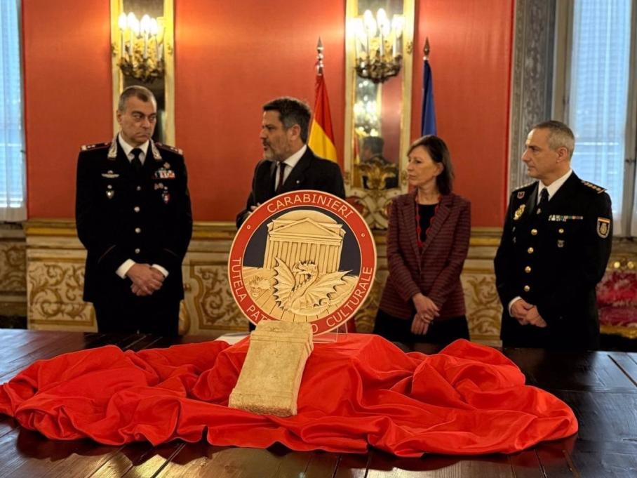 Entrega de la pieza recuperada en Italia