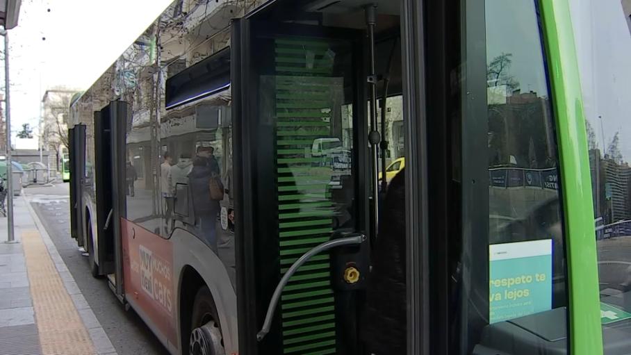 Los menores pueden viajar gratis, desde hoy, en el autobús urbano de Cáceres