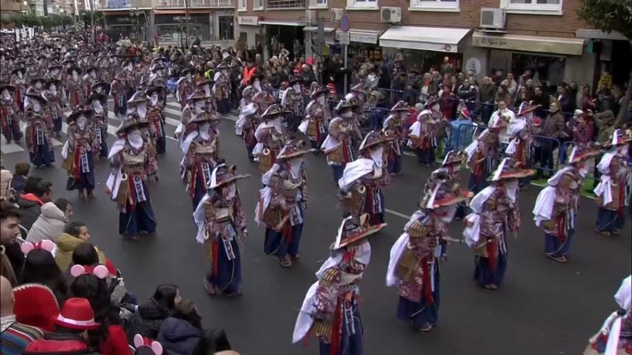 El Gran Desfile de Badajoz luce desafiando a la lluvia