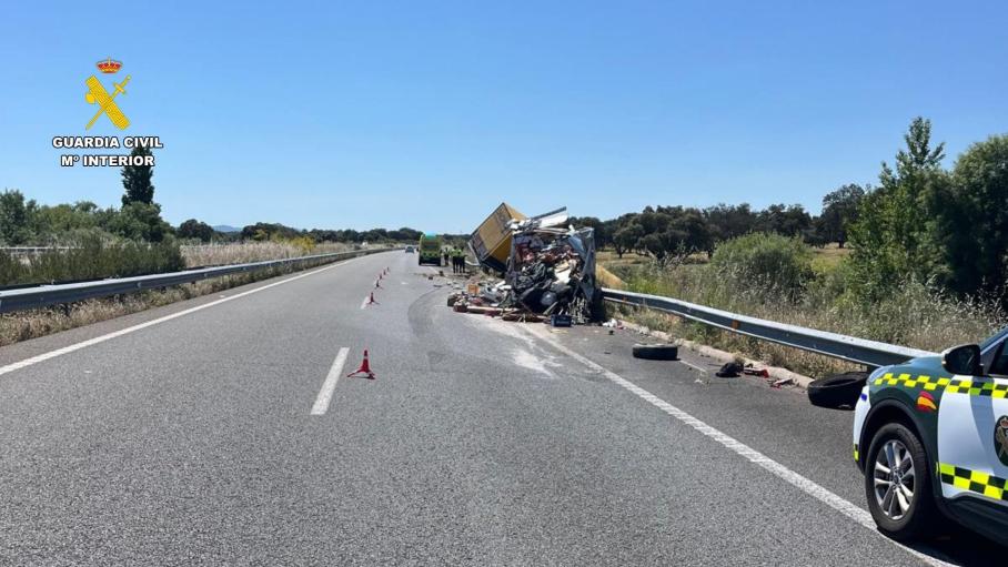 Cortado un carril de la EX-A1 en sentido a Portugal por la colisión entre un vehículo articulado contra un furgón