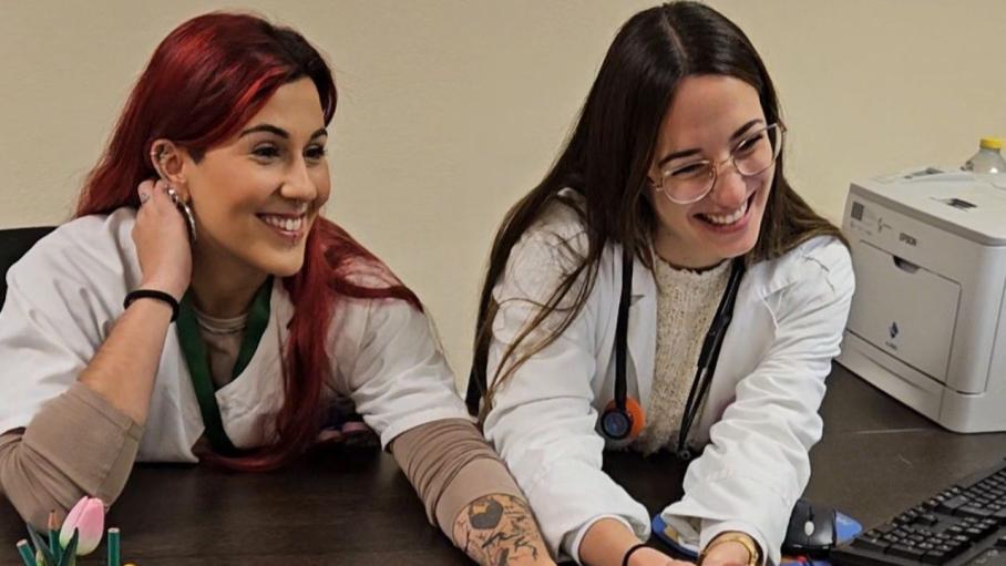 Equipo médico de oncogeriatría formado por la enfermera Jara Escribano Latorre y la doctora Alejandra Cespedes Diego