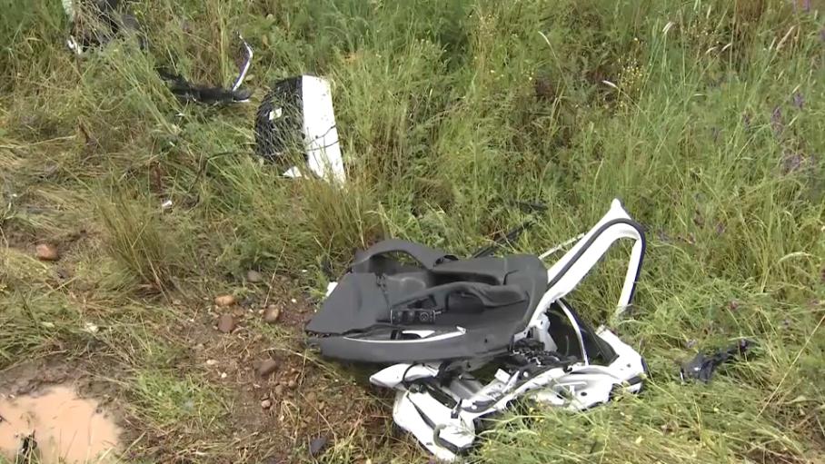 Restos de un vehículo tras un accidente en la Ex-107, a las afueras de Badajoz