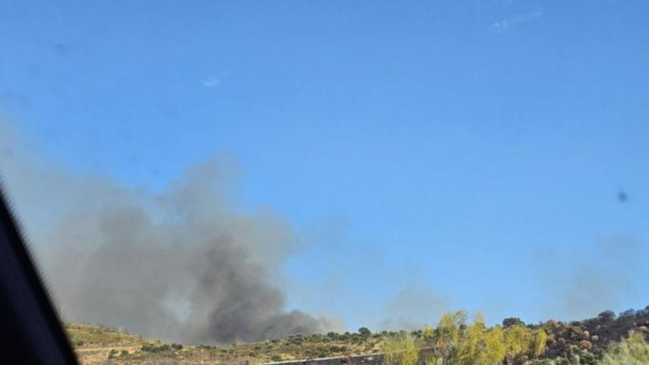 Un incendio en Plasencia obliga a cortar la carretera que une la capital del Jerte con Malpartida