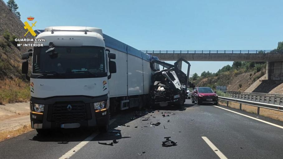 Un herido en un accidente entre dos camiones en la A-66 a la altura de Grimaldo