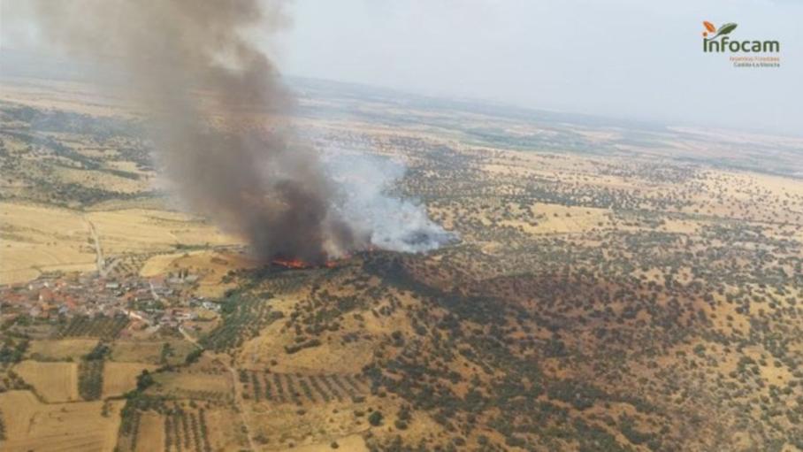 Medios extremeños refuerzan las labores de extinción en el incendio forestal de Navalmoralejo (Toledo)