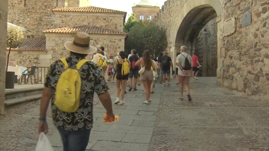 El PSOE apunta que la Junta "da la espalda" a empresarios turísticos y el Ejecutivo regional asegura que  el sector experimenta un crecimiento "sin precedentes"