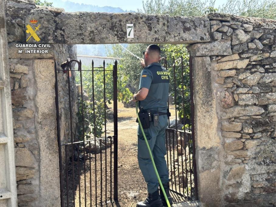 La Guardia Civil llama a la "responsabilidad" y pide que los vecinos no sofoquen las llamas por su cuenta