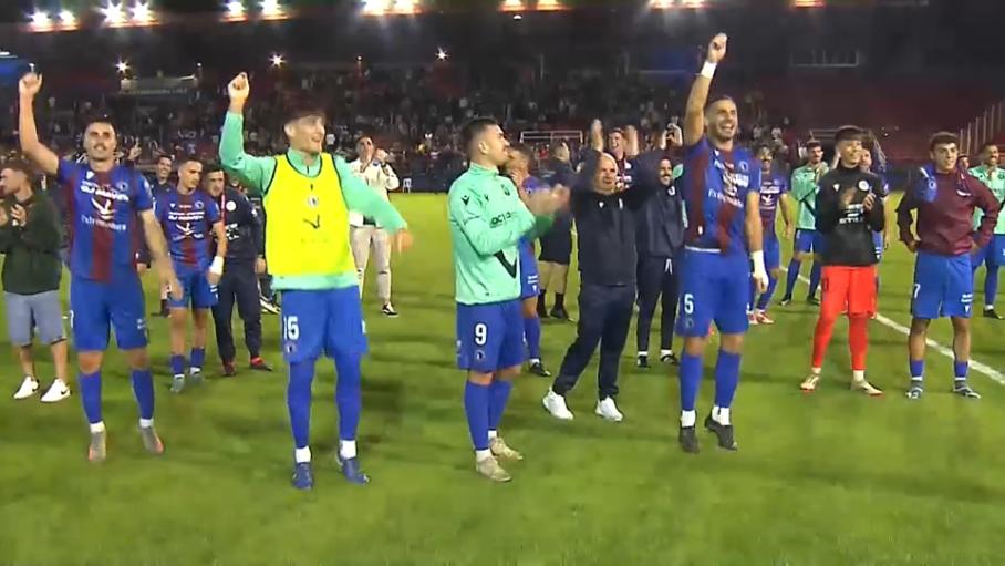 Los futbolistas del Extremadura celebrando el triunfo
