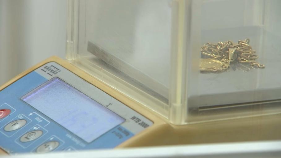 Peso de oro en una báscula