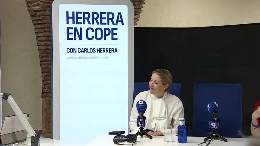 María Guardiola durante la entrevista en el programa "Herrera en Cope", en Cáceres