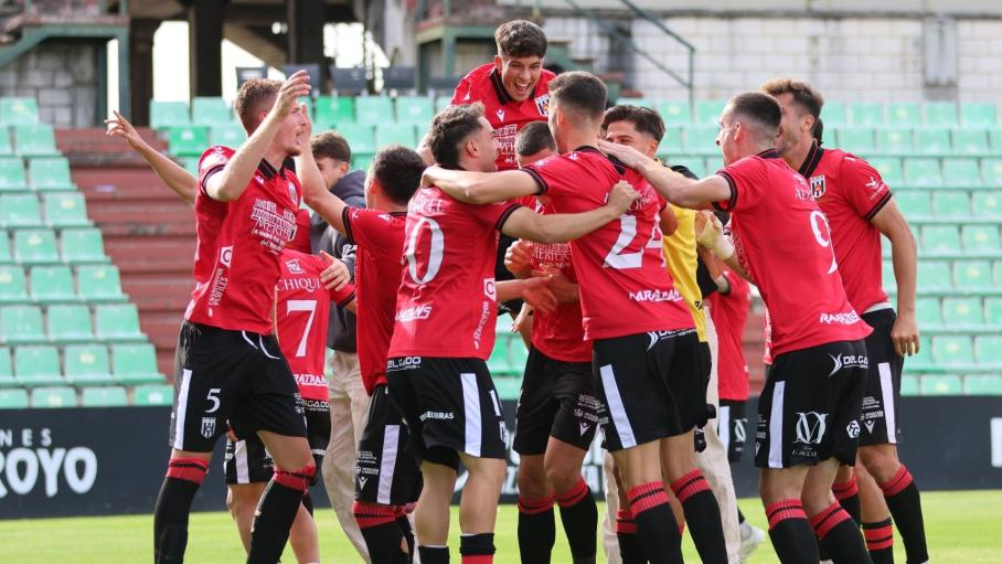 Los jugadores del Mérida celebran uno de los goles logrados en el partido.