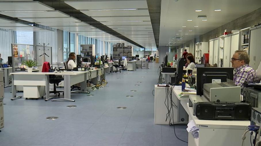 Funcionarios en su puesto de trabajo